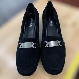 Coup D’etat black leather flats. 1.5” heel metal chain toe detail size 9.5 M‎